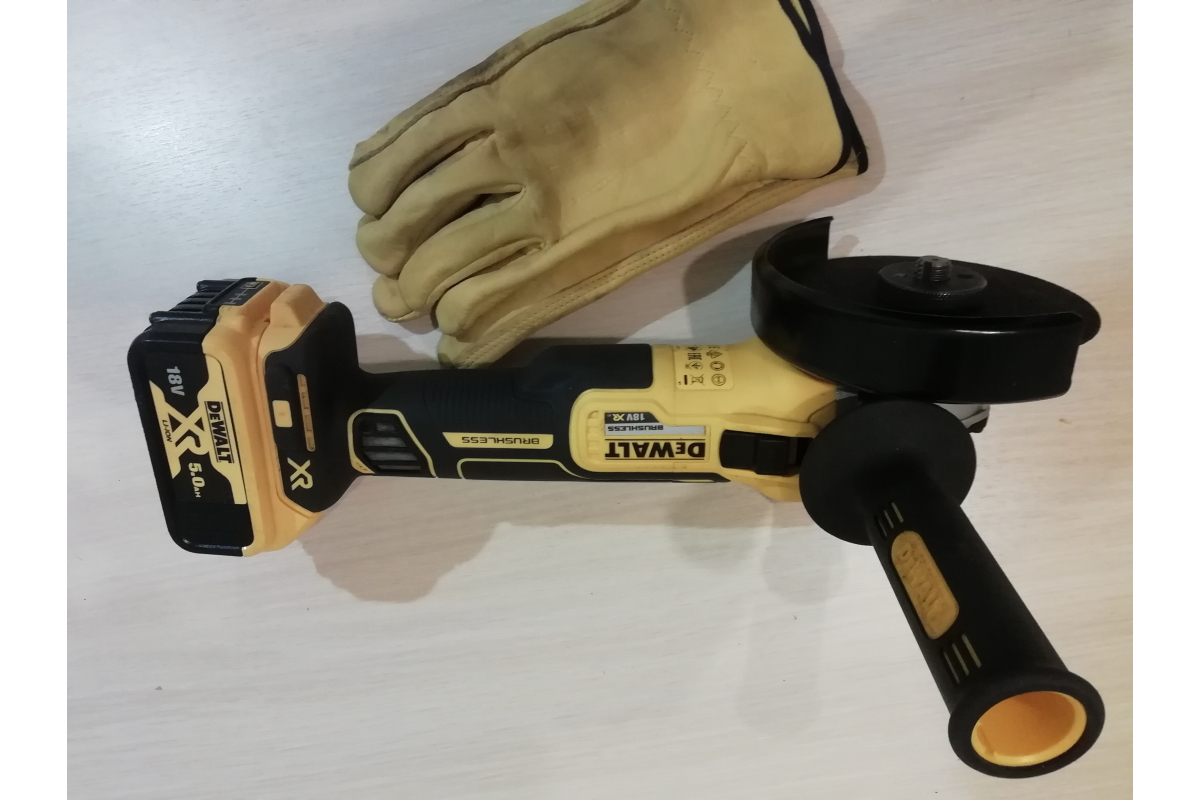 Угловая шлифмашина DeWalt DCG405NT