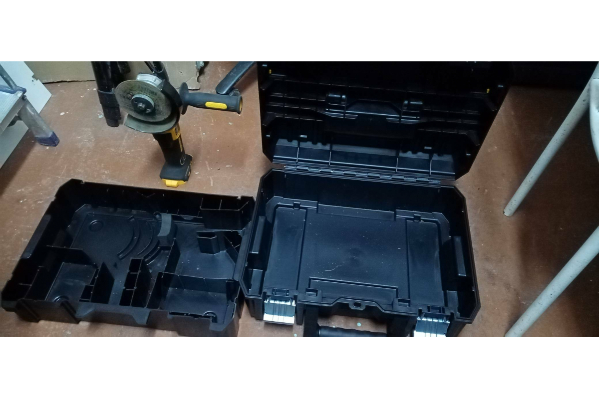 Угловая шлифмашина DeWalt DCG405NT