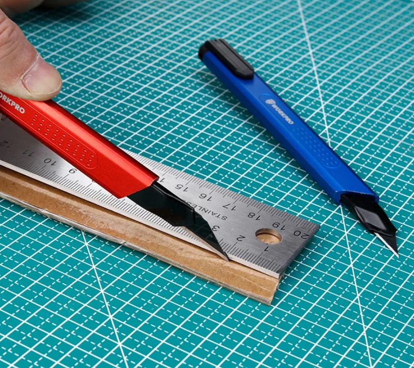 Нож строительный WorkPro WP212020 синий