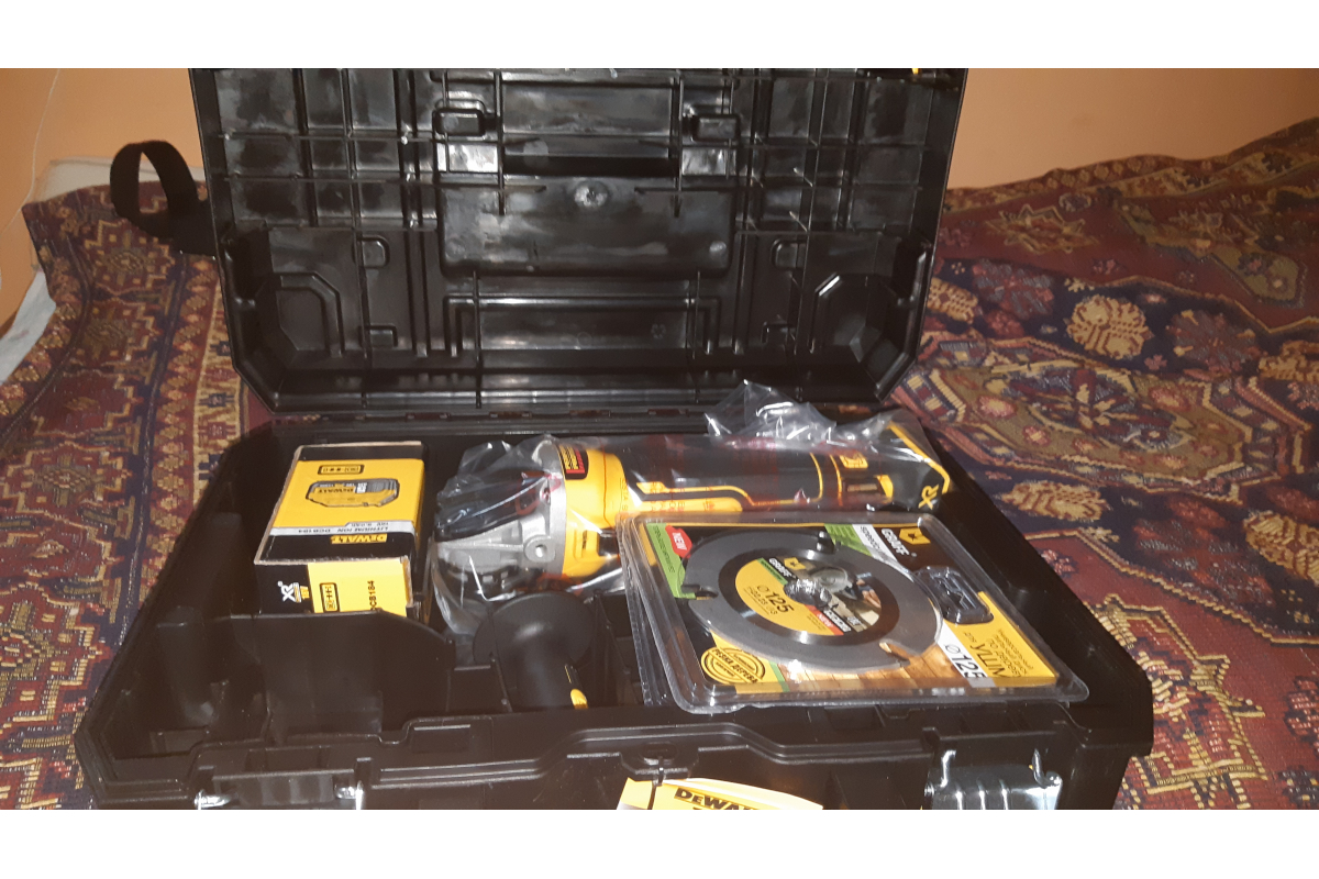 Угловая шлифмашина DeWalt DCG405NT