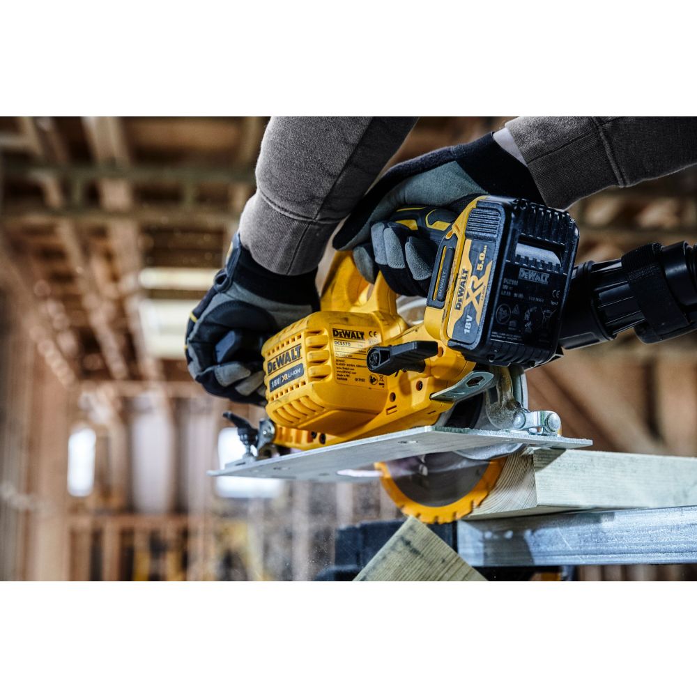 Дисковая (циркулярная) пила DeWalt DCS570P2-QW