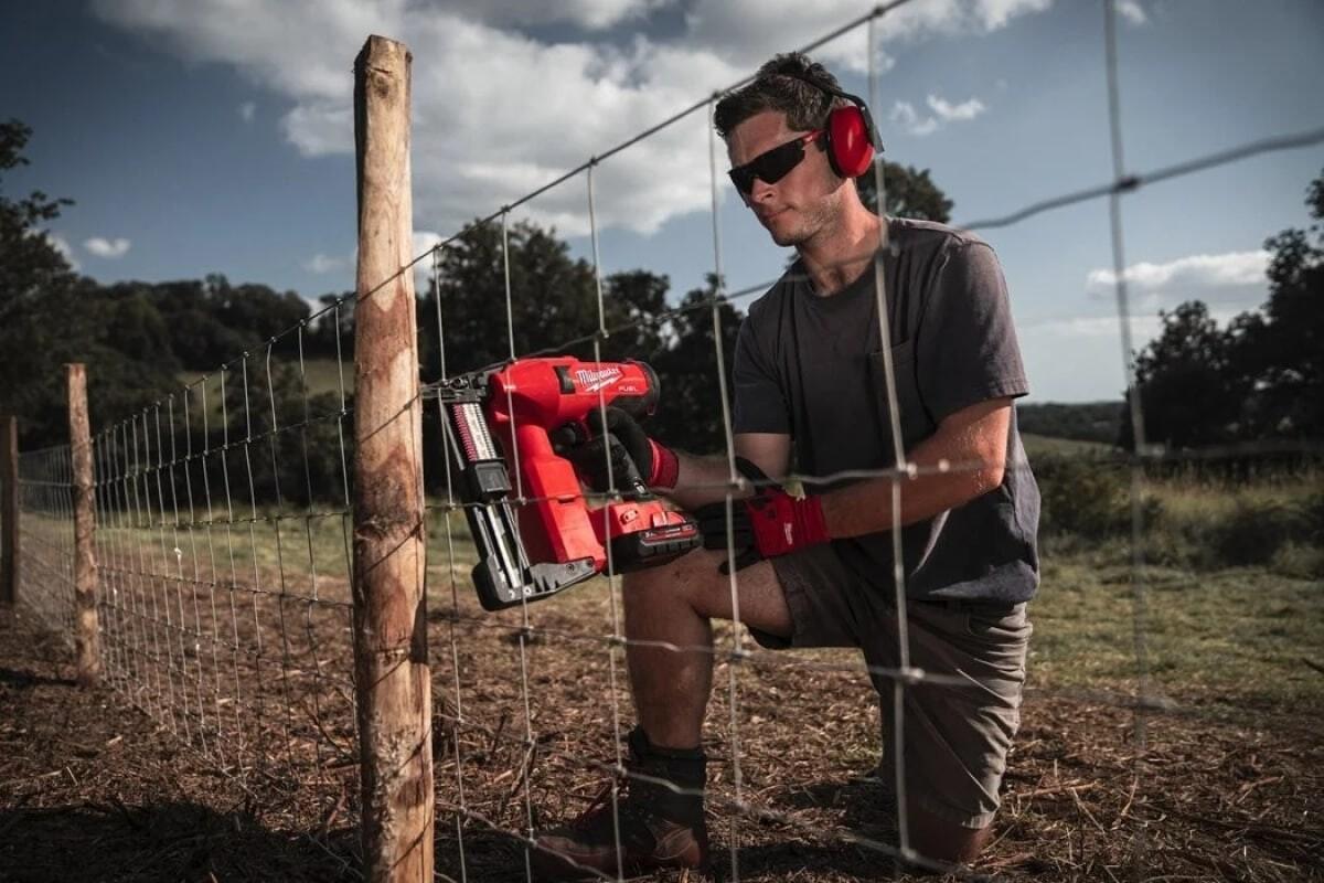 Аккумуляторный степлер Milwaukee M18 FFUS-302C (4933479832)