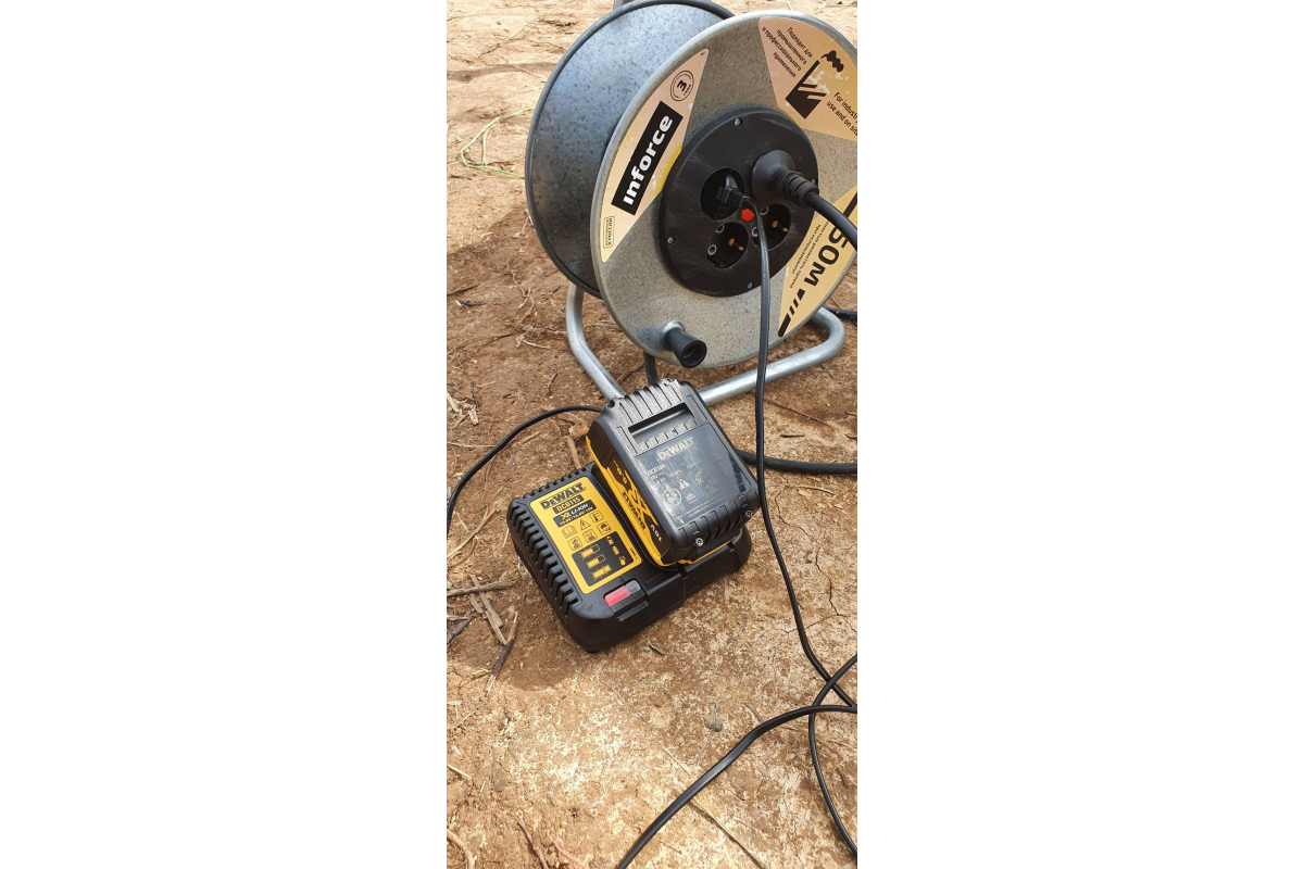 Угловая шлифмашина DeWalt DCG405NT