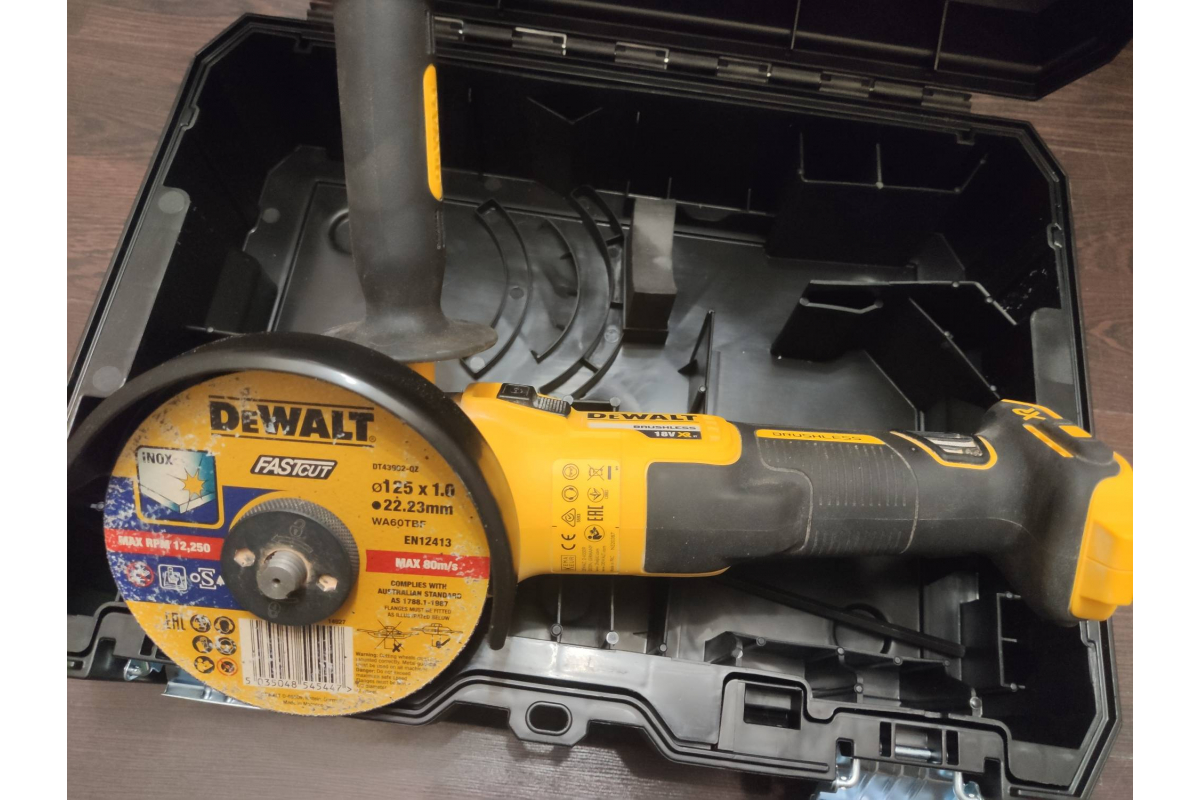 Угловая шлифмашина DeWalt DCG405NT