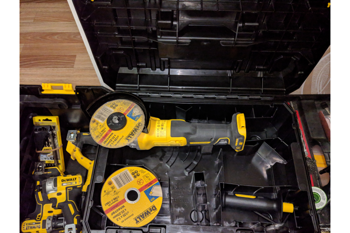 Угловая шлифмашина DeWalt DCG405NT
