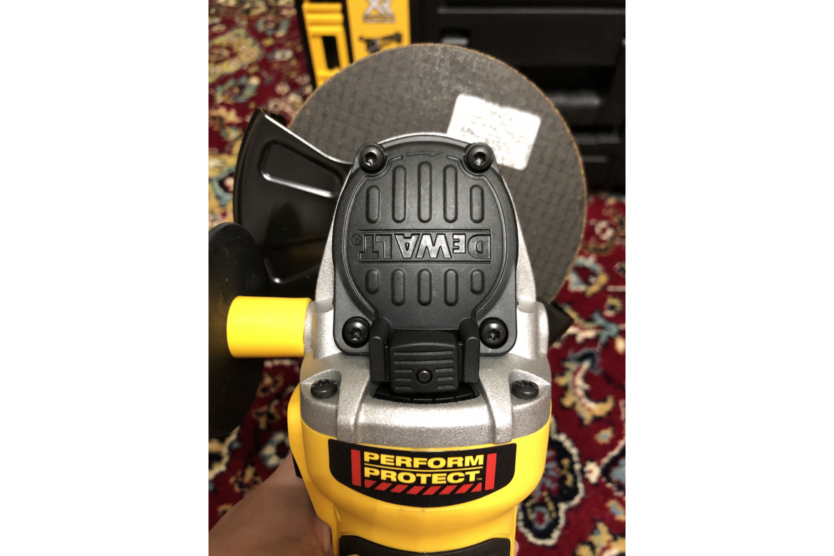 Угловая шлифмашина DeWalt DCG405NT