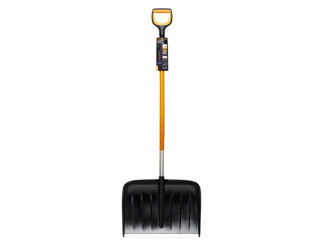 Лопата (скрепер) для снега c изогнутой ручкой X-series FISKARS (530x385)