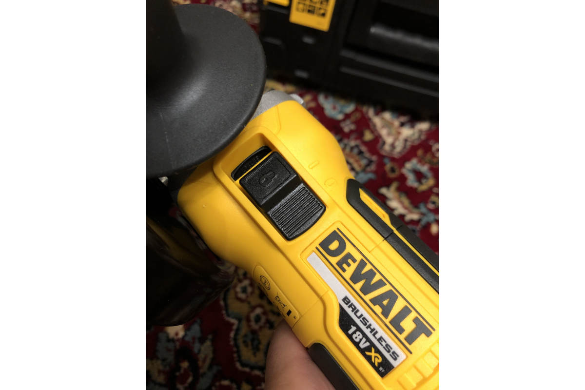 Угловая шлифмашина DeWalt DCG405NT