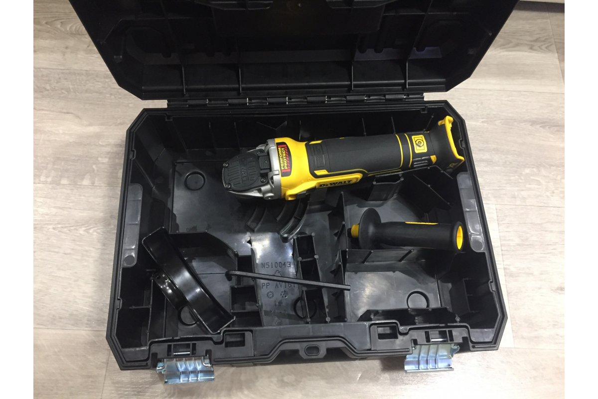 Угловая шлифмашина DeWalt DCG405NT