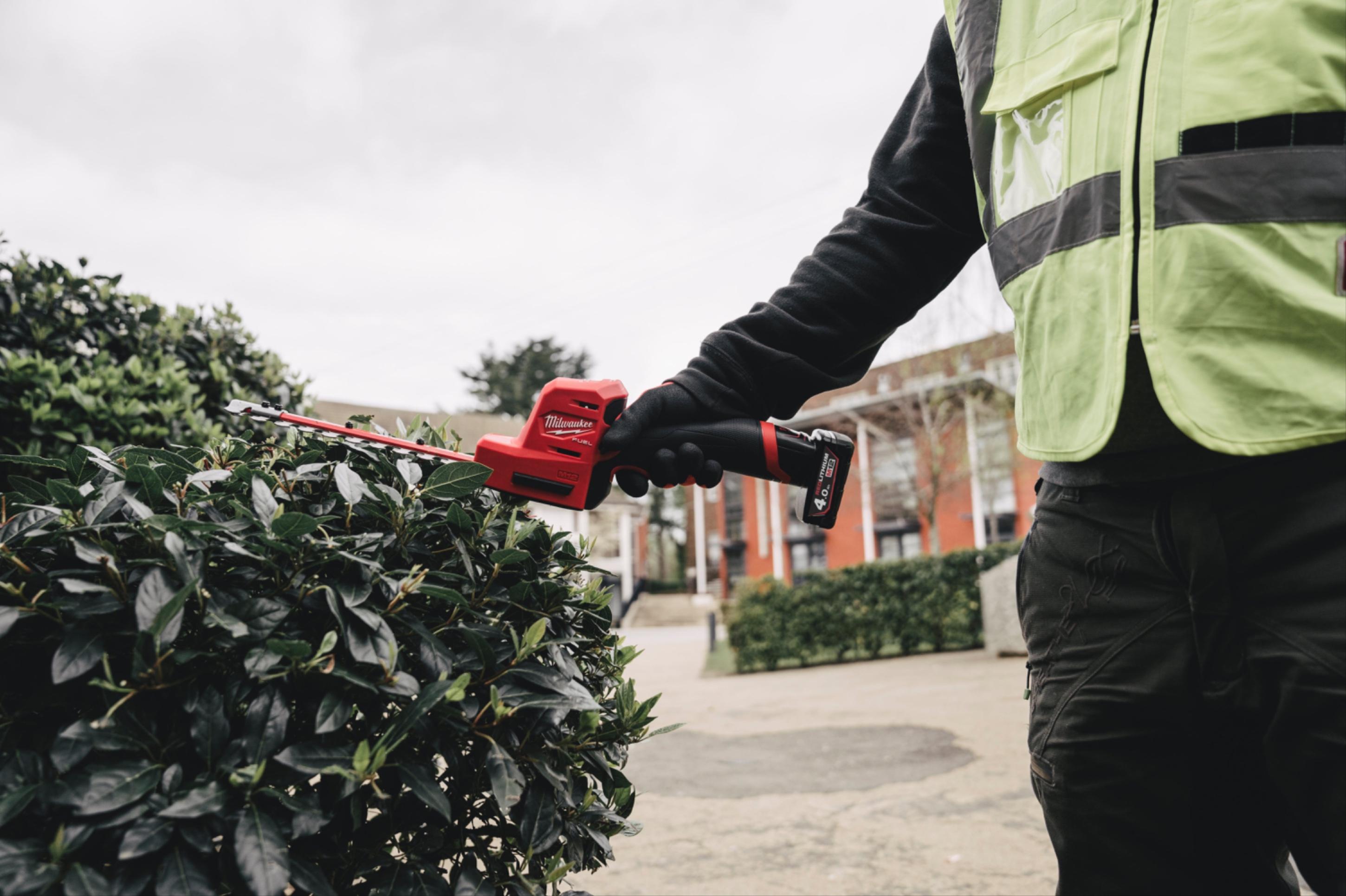 Кусторез Milwaukee M12 FHT20-0 (4933479675)