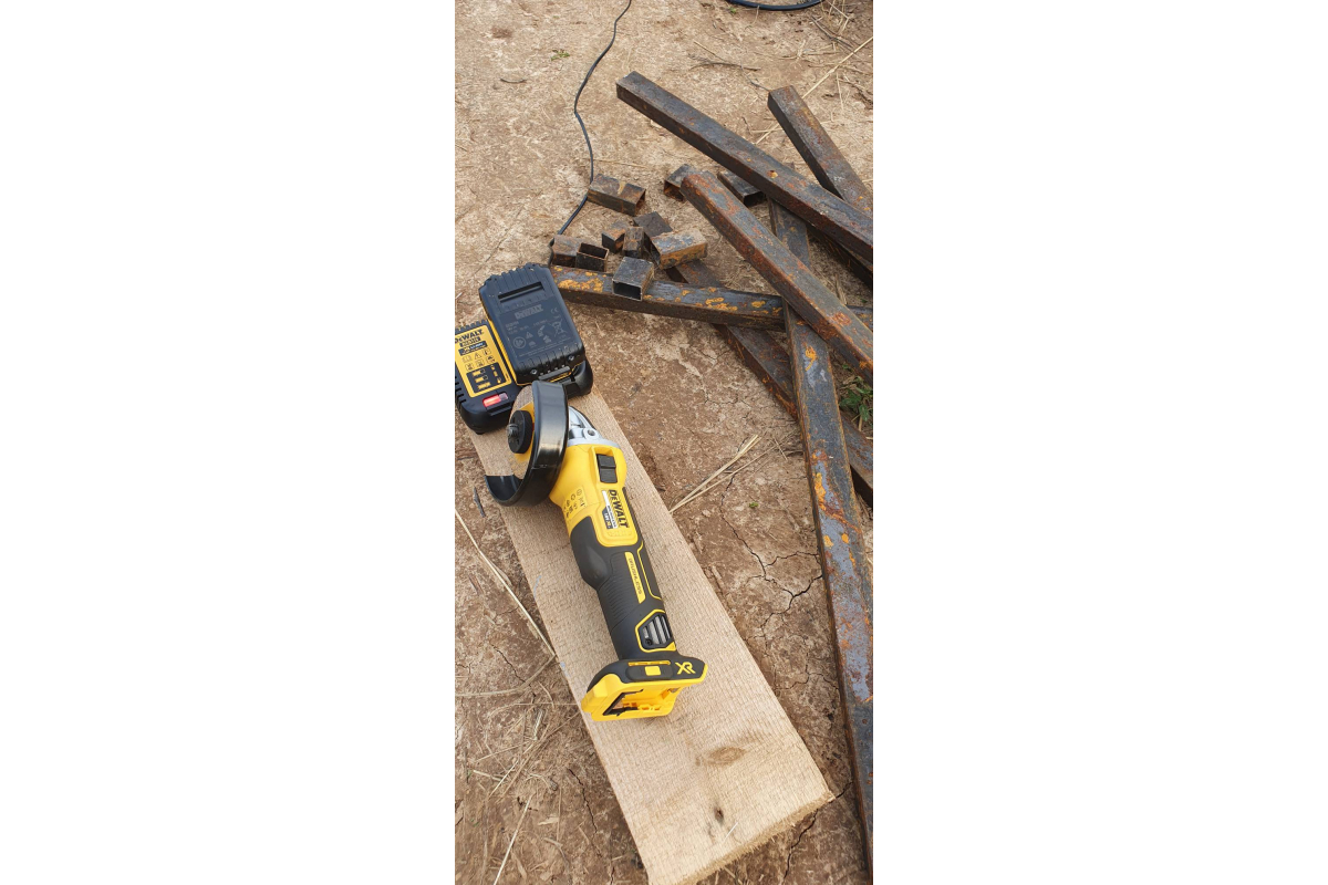 Угловая шлифмашина DeWalt DCG405NT