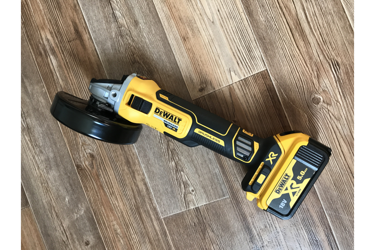 Угловая шлифмашина DeWalt DCG405NT