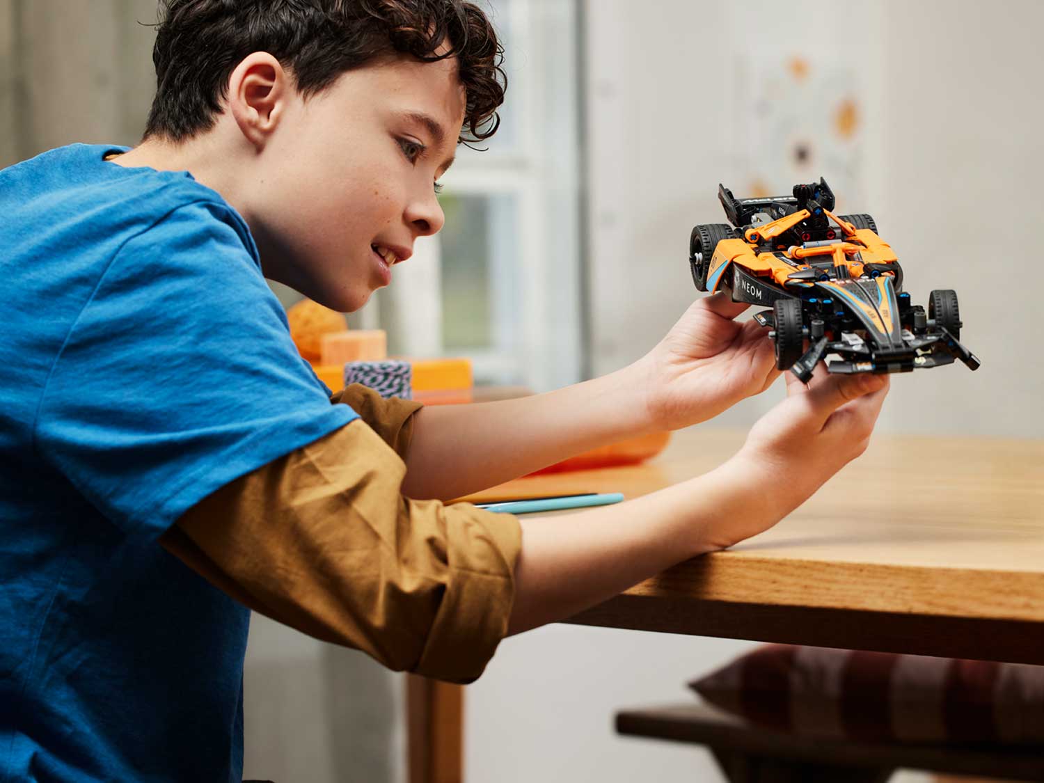 Конструктор Lego Technic Гоночный автомобиль NEOM McLaren Formula E (42169)