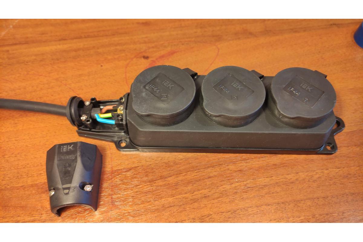 Розетка промышленная IEK PKR61-016-2-K02