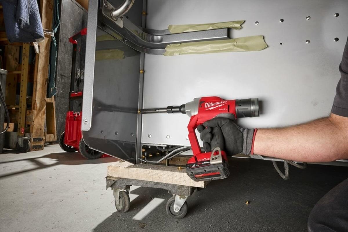 Аккумуляторный заклепочник Milwaukee M18 ONEFLT-0X (4933478637)