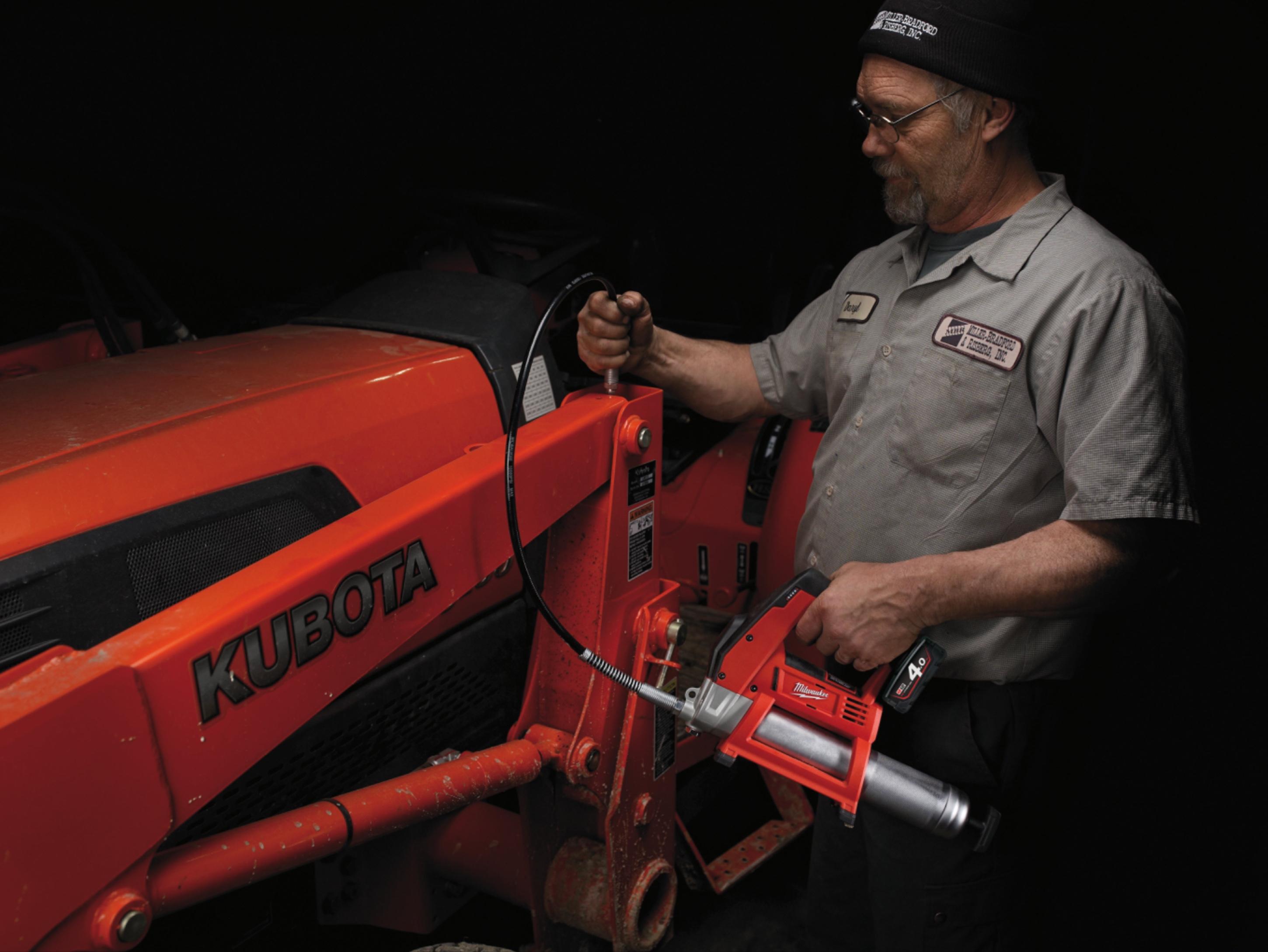 Шприц для смазки Milwaukee M12 GG-0 (4933440435)