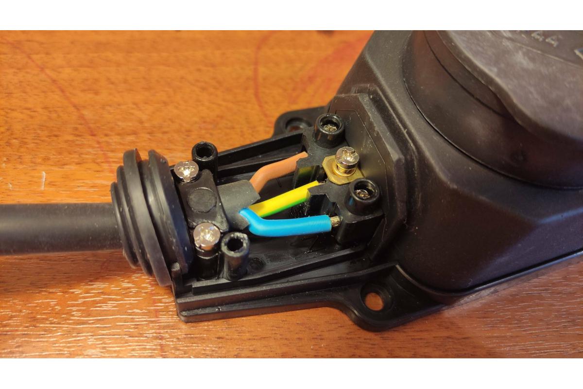 Розетка промышленная IEK PKR61-016-2-K02