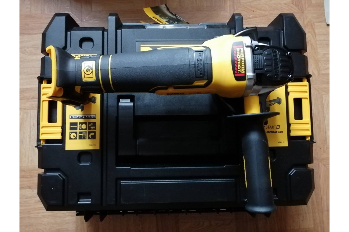 Угловая шлифмашина DeWalt DCG405NT
