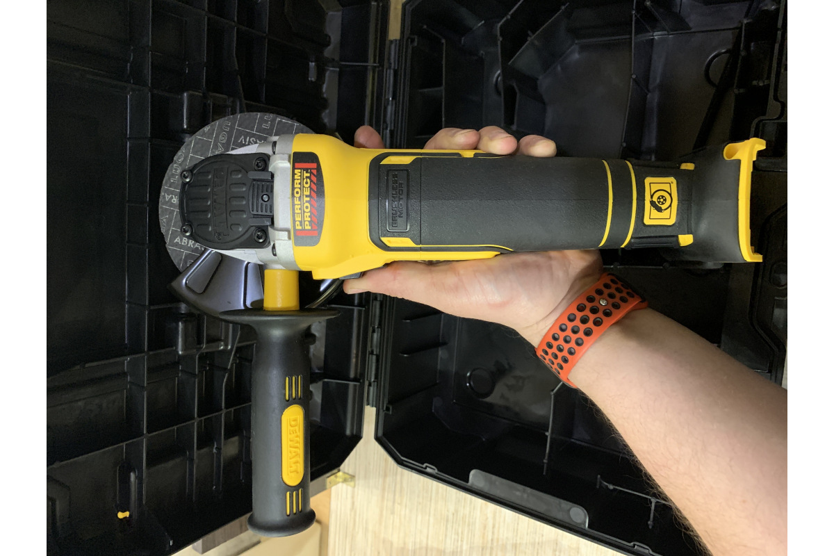 Угловая шлифмашина DeWalt DCG405NT