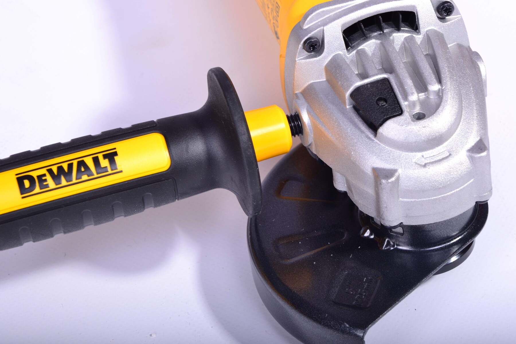Угловая шлифмашина DeWalt DWE4237-QS