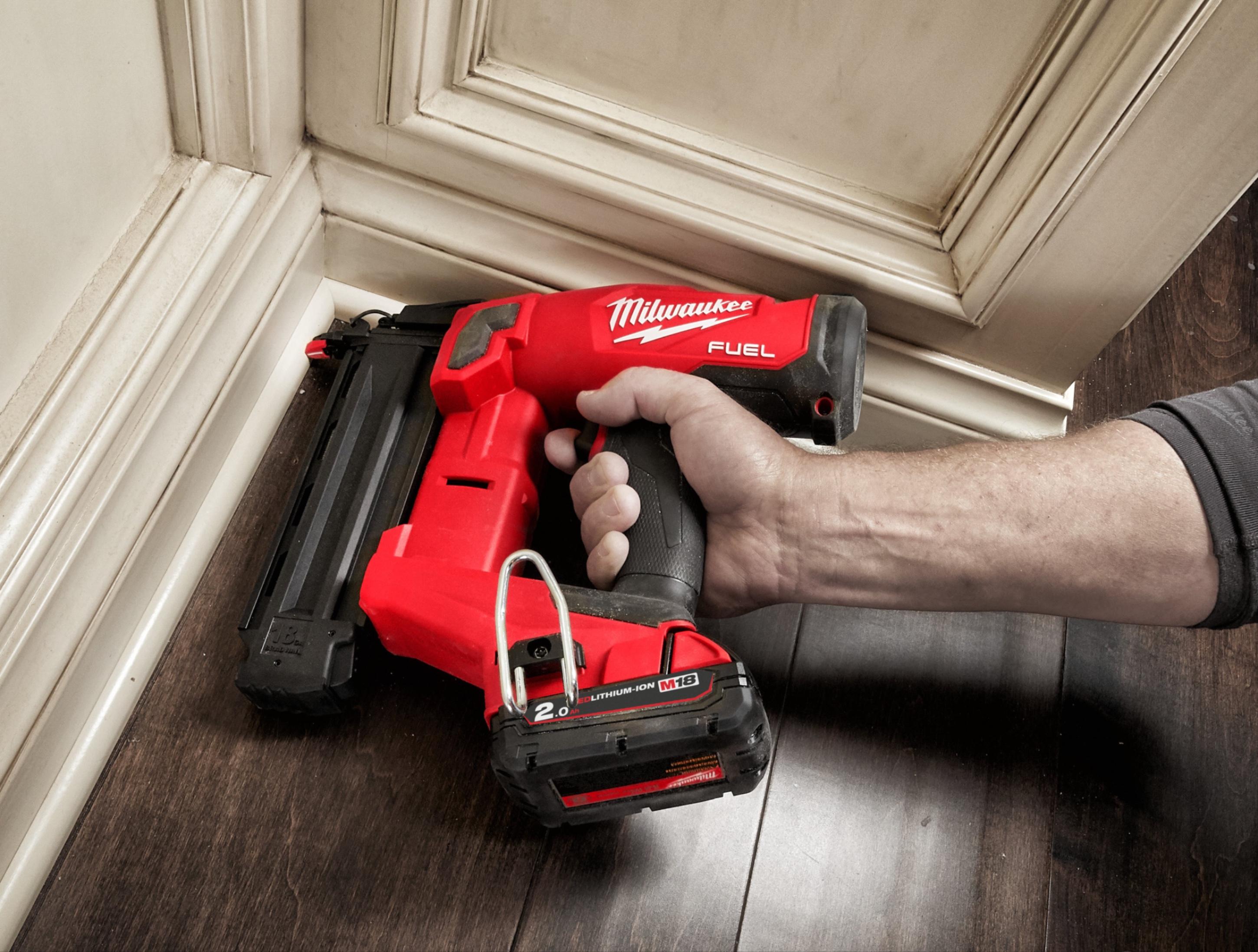 Аккумуляторный гвоздезабиватель Milwaukee M18 FN18GS-202X (4933471407)