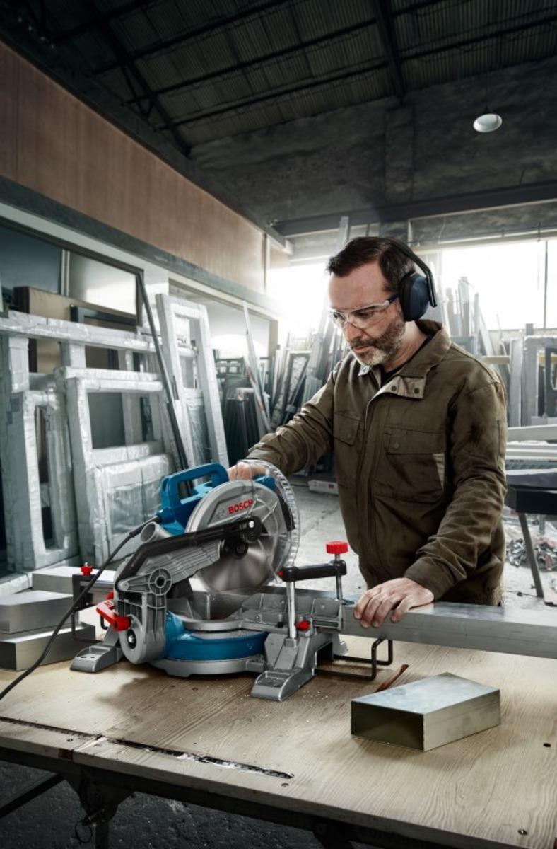 Торцовочная пила Bosch GCM 216 Professional (0601B33000)