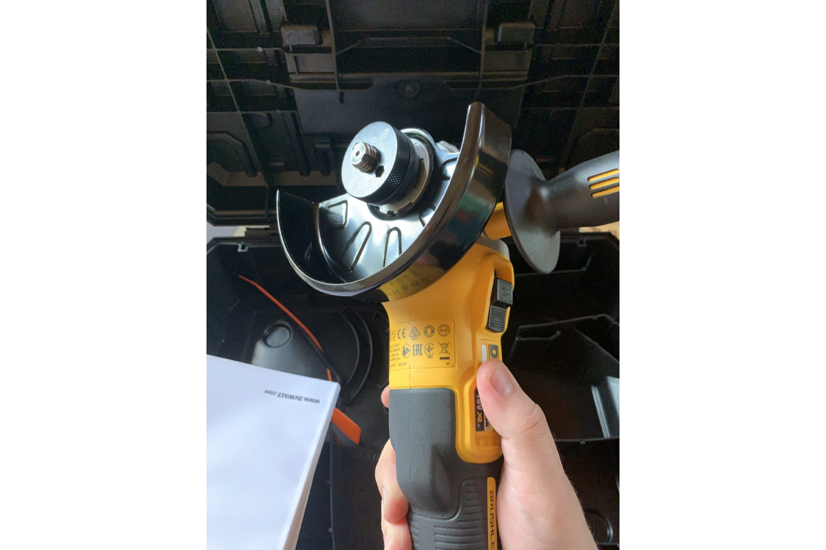 Угловая шлифмашина DeWalt DCG405NT