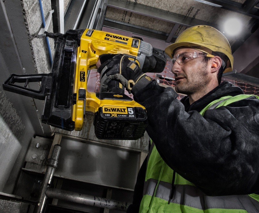 Аккумуляторный гвоздезабиватель DeWalt DCN890P2 (DCN890P2-QW)