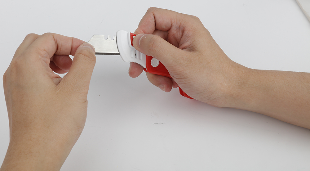 Нож строительный WorkPro WP211004