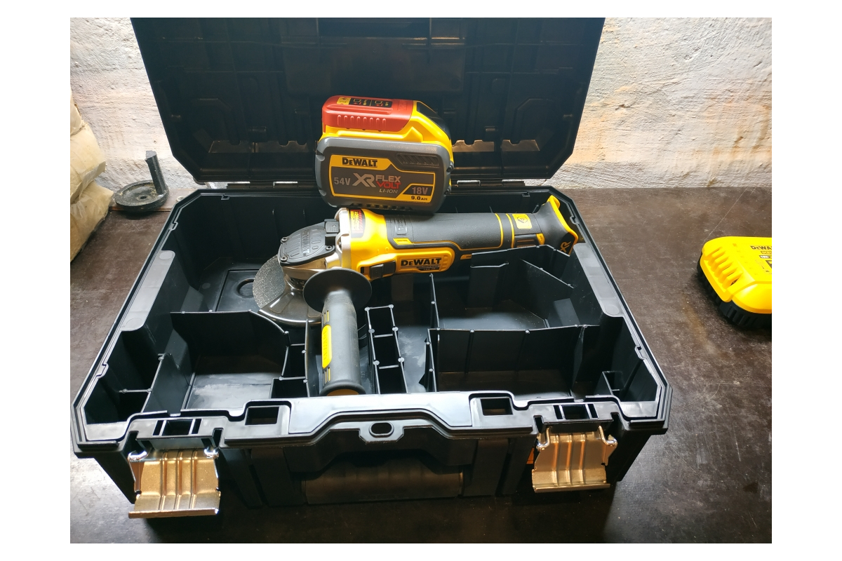 Угловая шлифмашина DeWalt DCG405NT