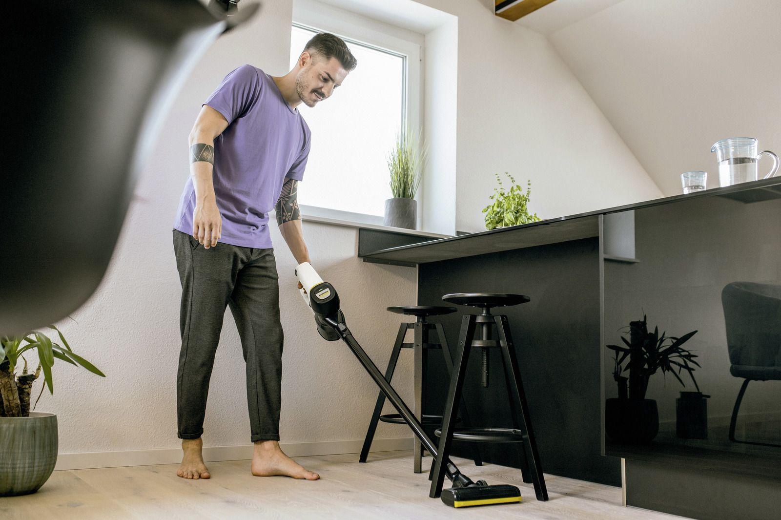 Пылесос Karcher VC 4 Cordless myHome белый (1.198-630.0)