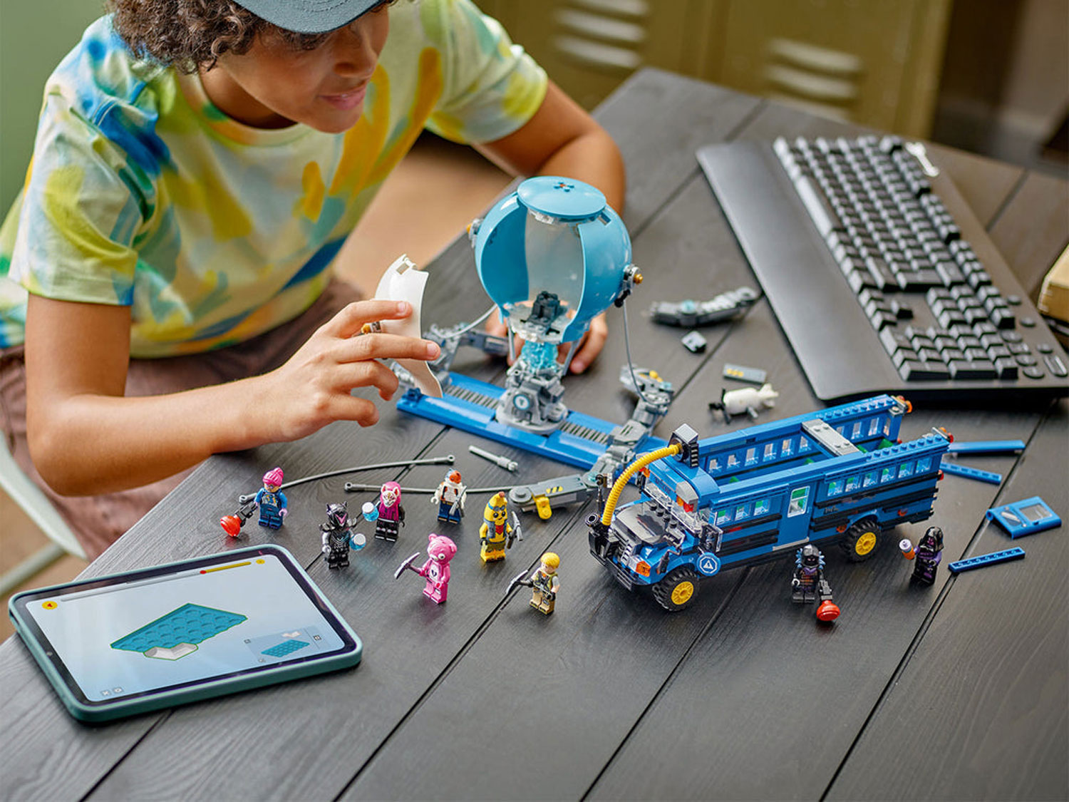Конструктор Lego Fortnite Боевой автобус (77073)