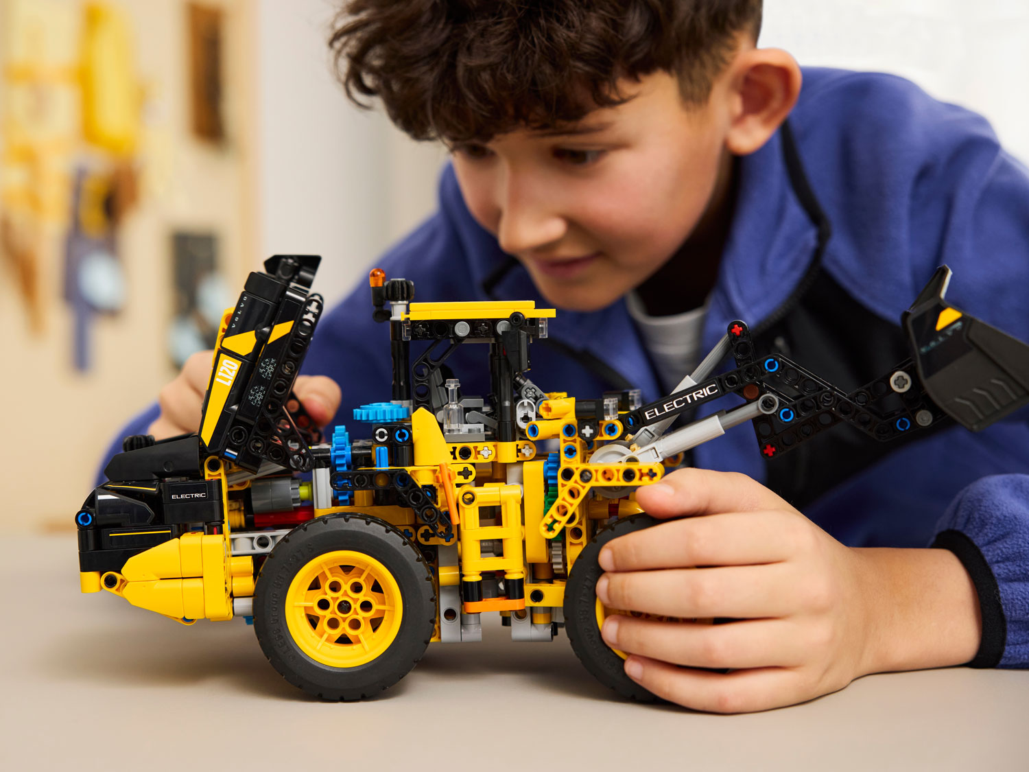 Конструктор Lego Technic Электрический колесный погрузчик Volvo L120 (42209)