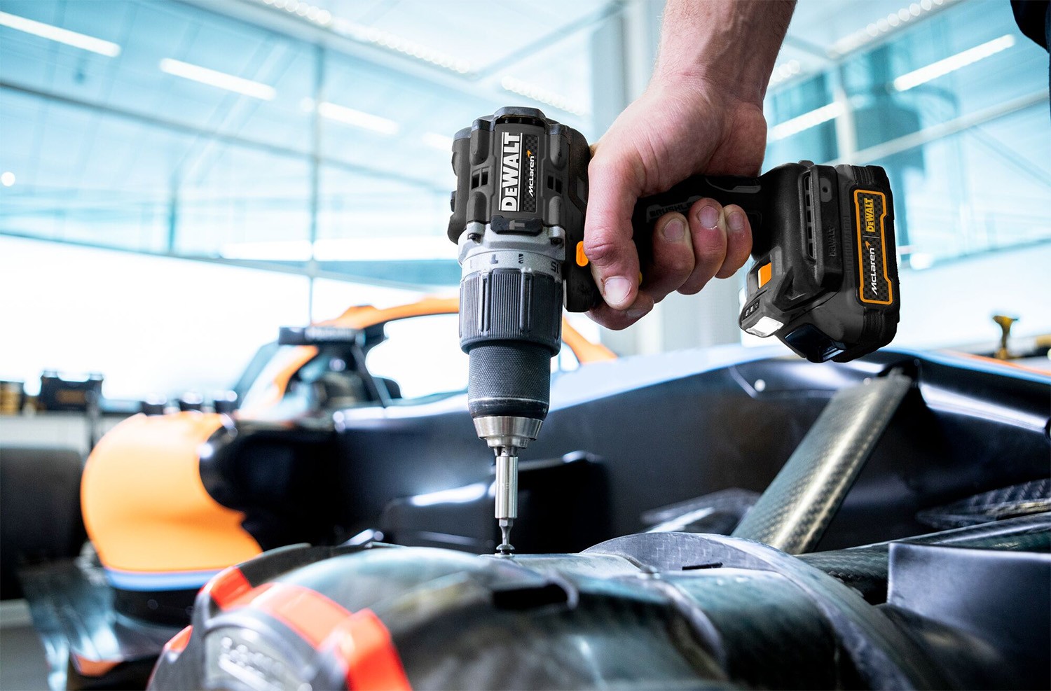 Дрель-шуруповерт DeWalt DCD85MM2T-QW