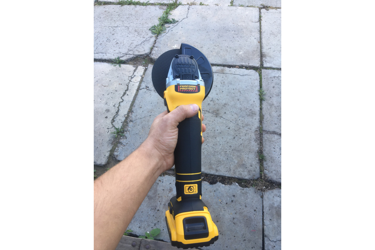 Угловая шлифмашина DeWalt DCG405NT