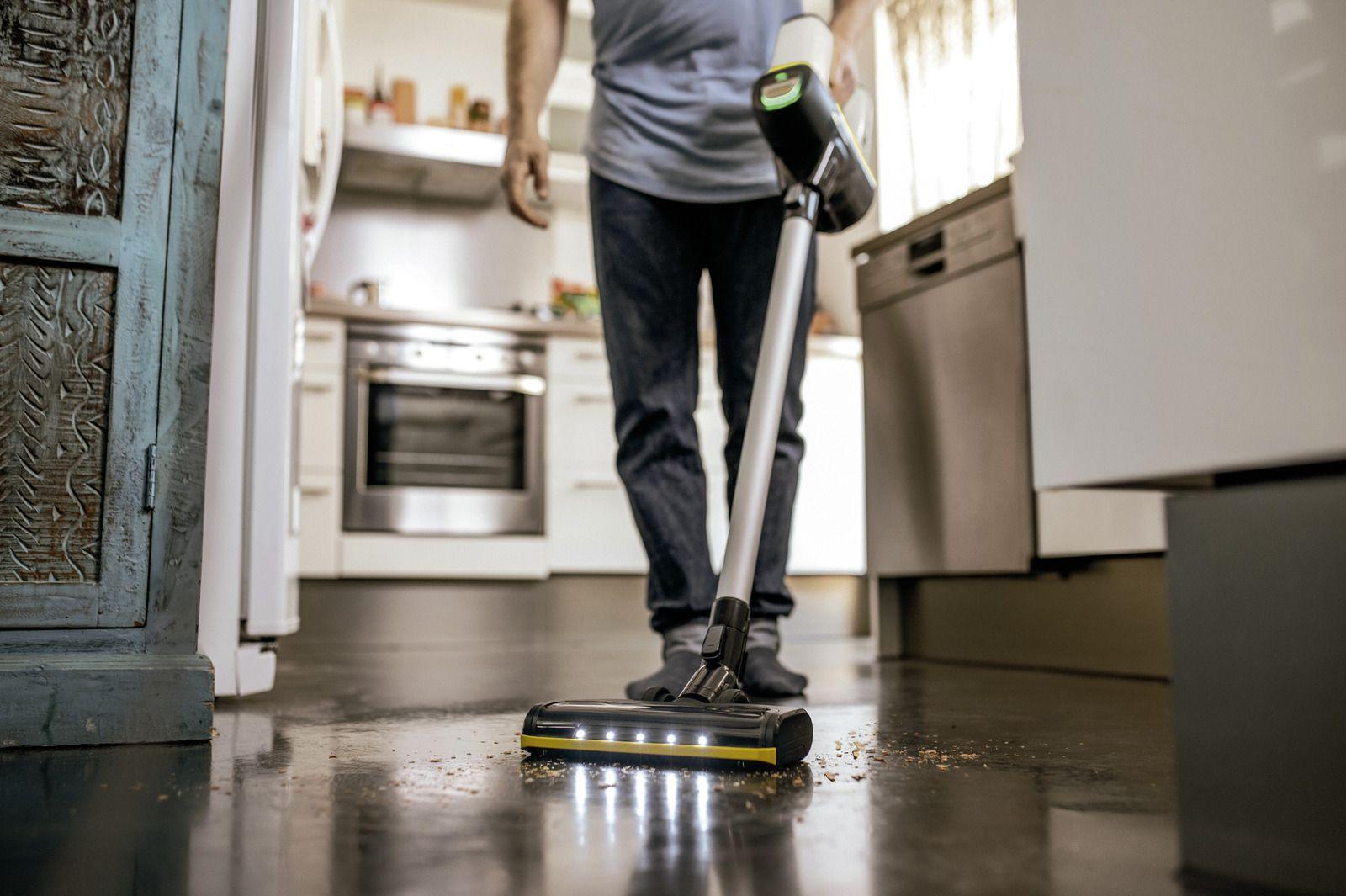 Пылесос Karcher VC 6 Cordless ourFamily белый (1.198-670.0)