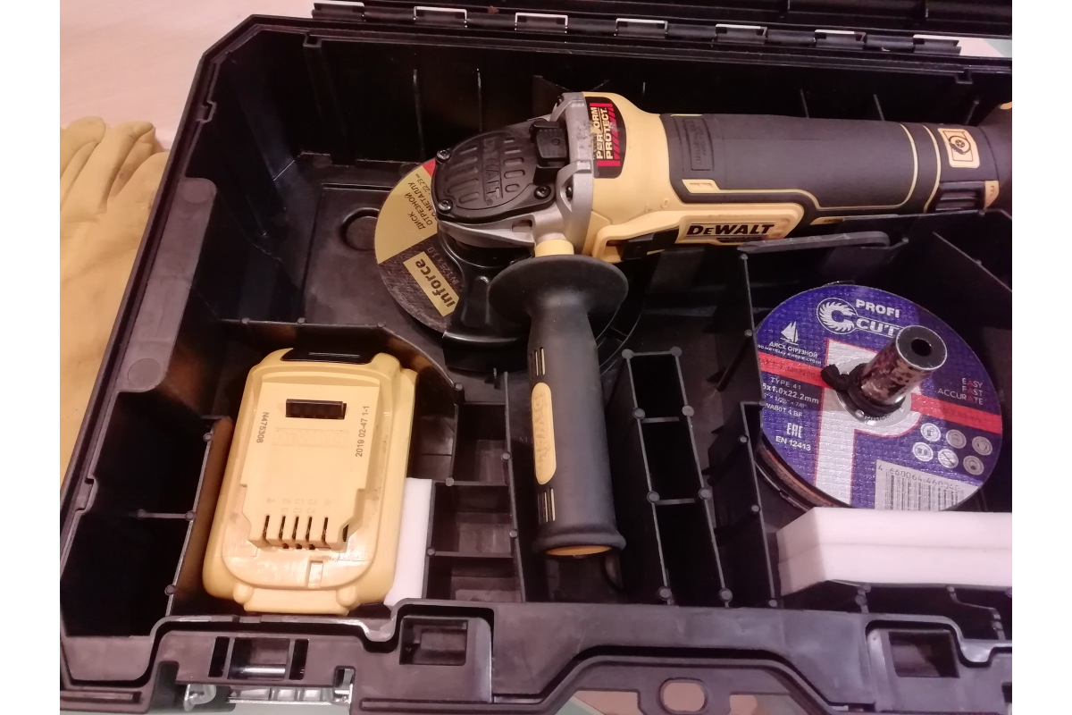 Угловая шлифмашина DeWalt DCG405NT
