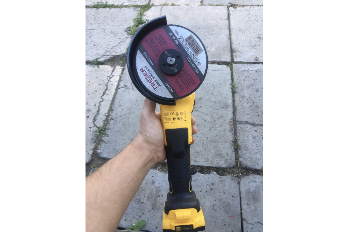 Угловая шлифмашина DeWalt DCG405NT