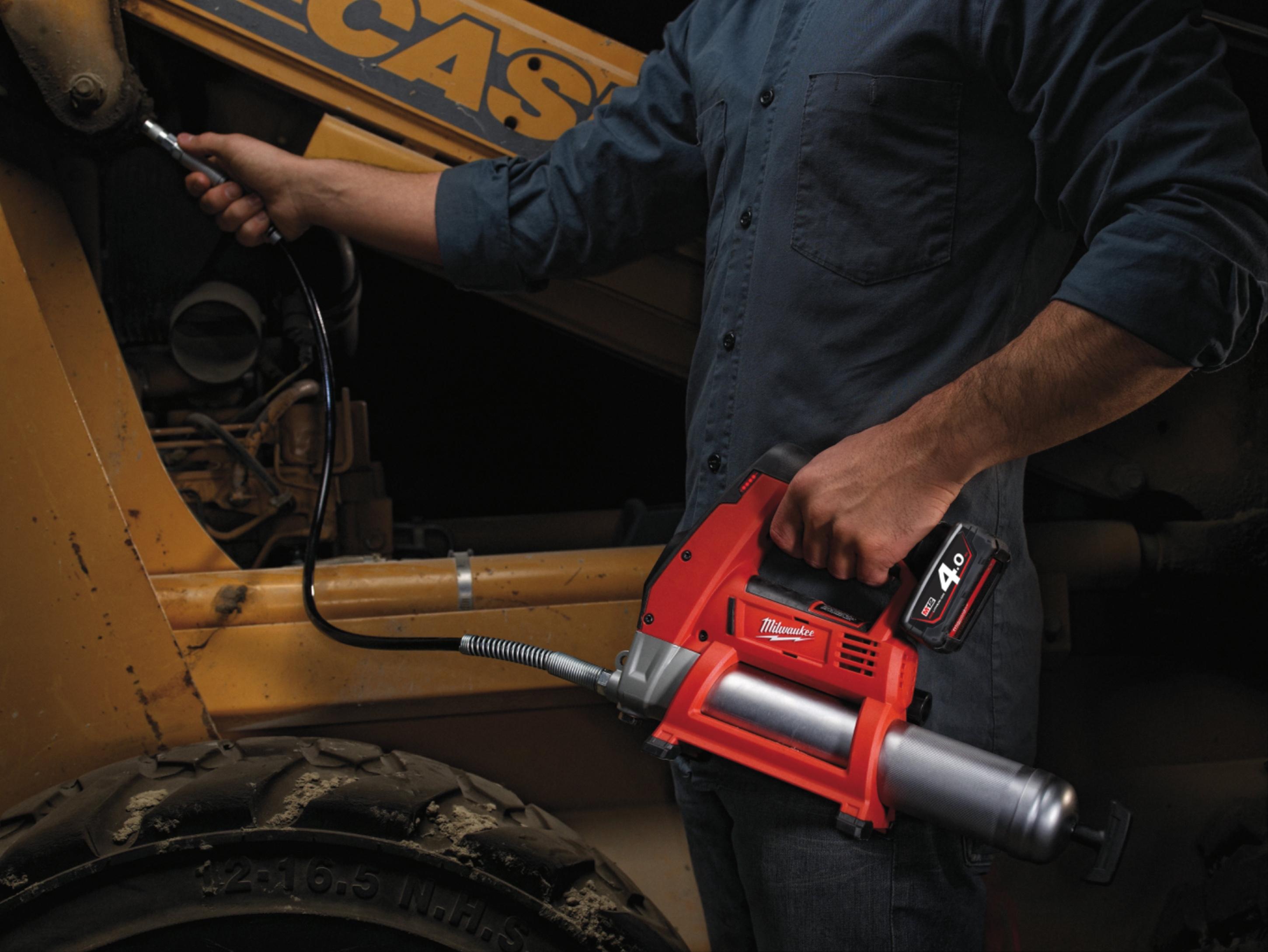Шприц для смазки Milwaukee M12 GG-0 (4933440435)