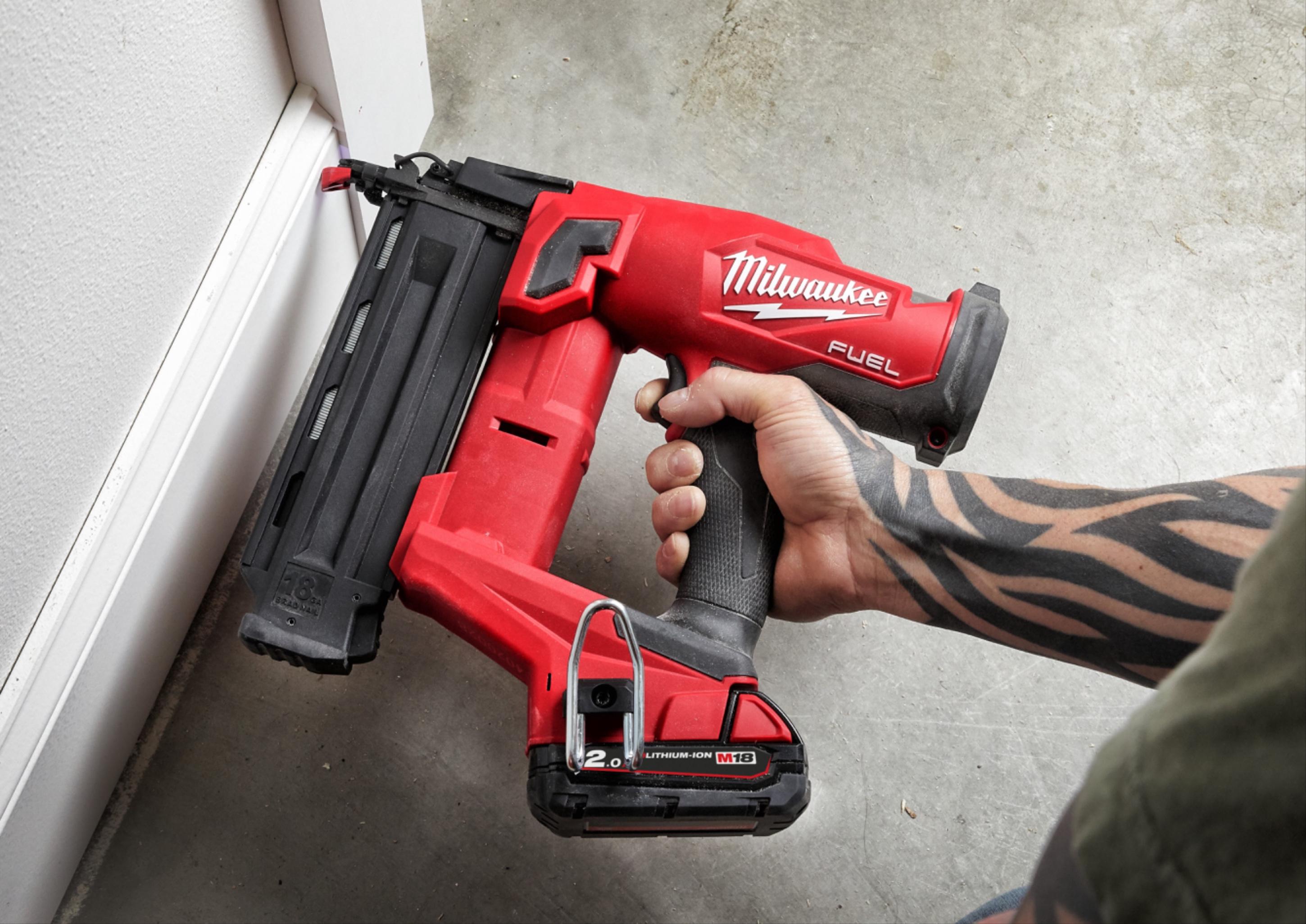 Аккумуляторный гвоздезабиватель Milwaukee M18 FN18GS-202X (4933471407)