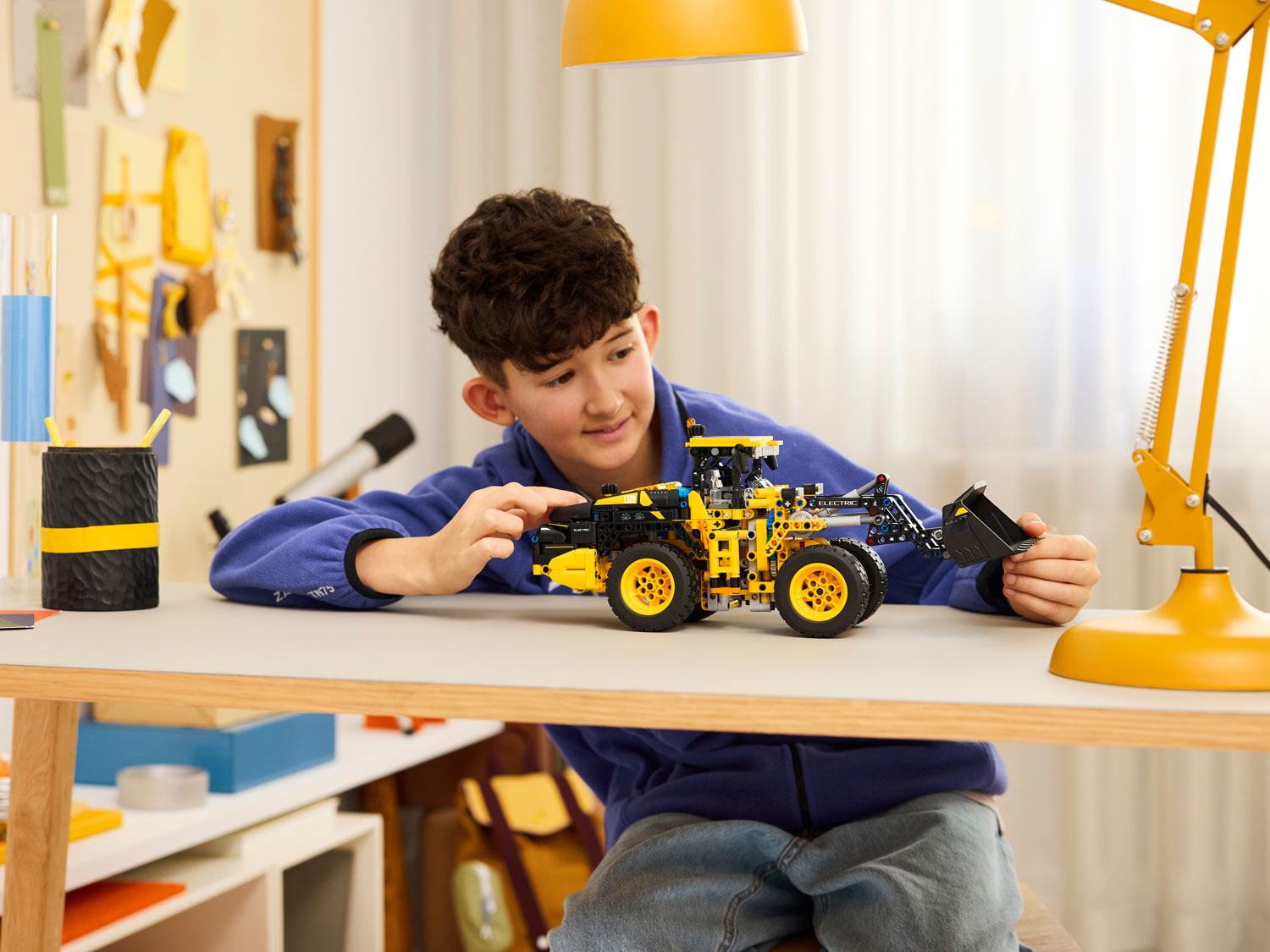 Конструктор Lego Technic Электрический колесный погрузчик Volvo L120 (42209)