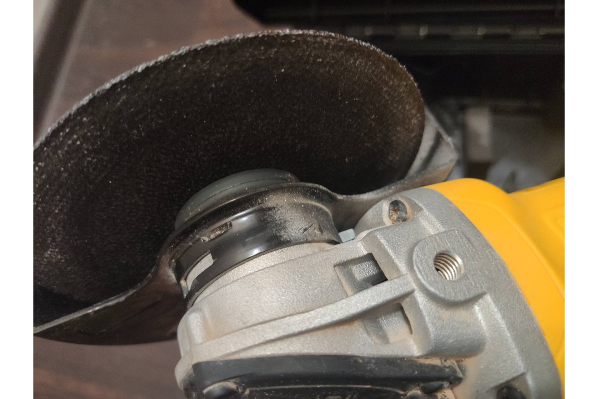 Угловая шлифмашина DeWalt DCG405NT