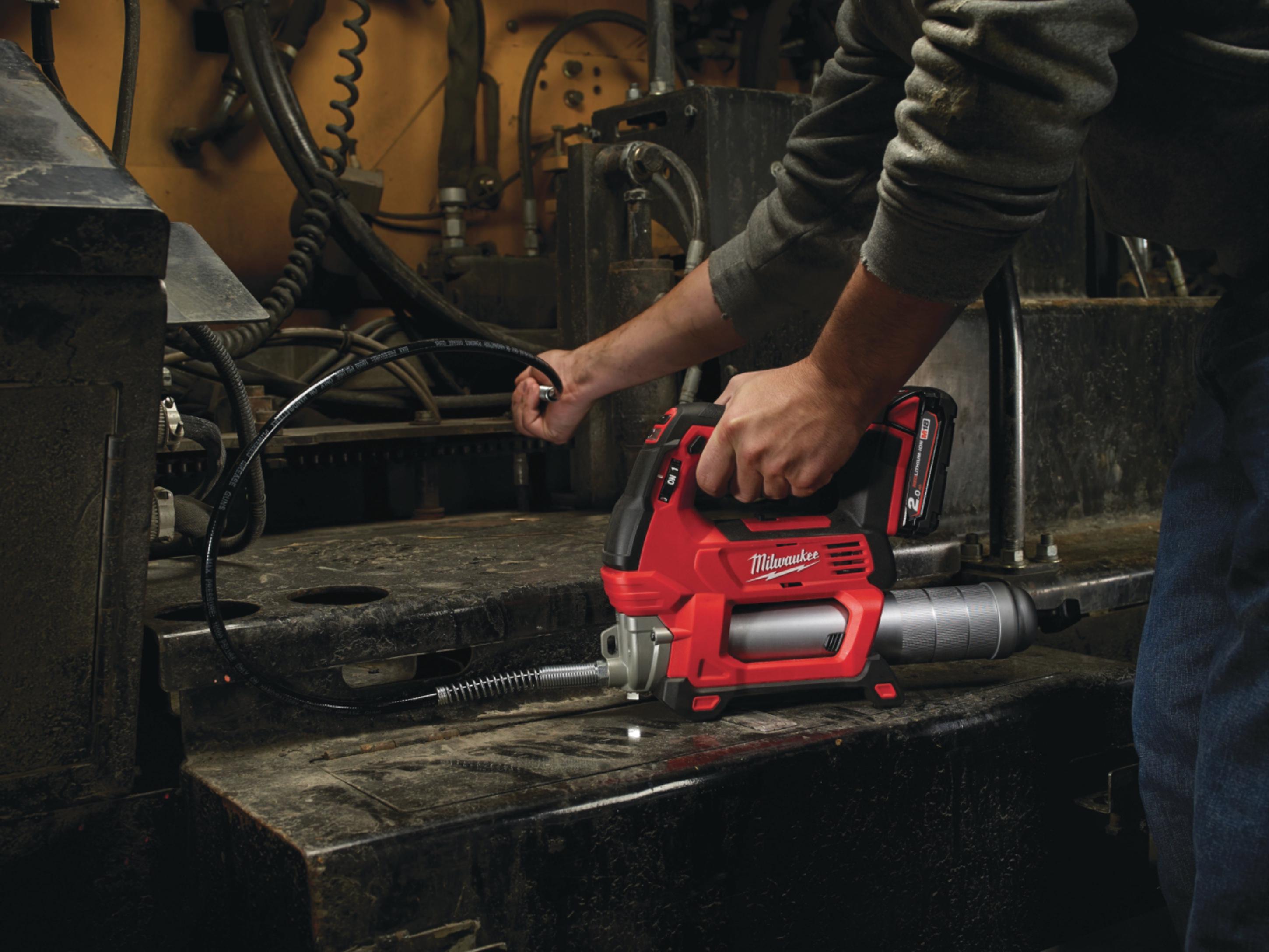 Шприц для смазки Milwaukee M18 GG-0 (4933440493)