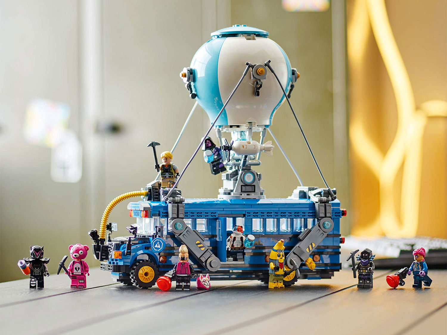 Конструктор Lego Fortnite Боевой автобус (77073)