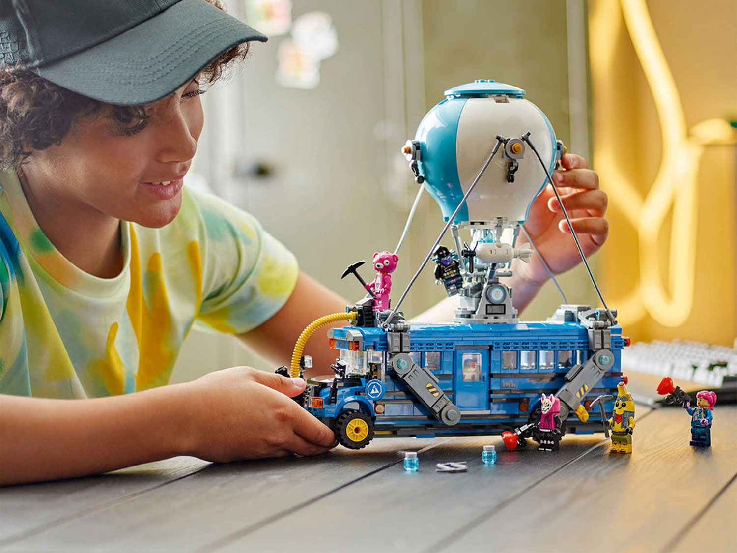 Конструктор Lego Fortnite Боевой автобус (77073)