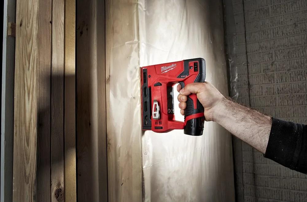 Аккумуляторный степлер Milwaukee M12 BST-0 (4933459634)