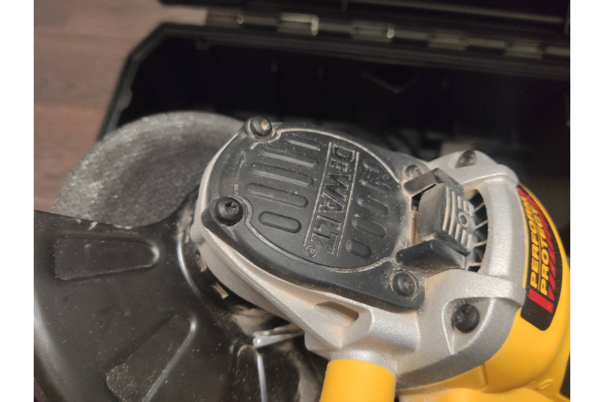 Угловая шлифмашина DeWalt DCG405NT