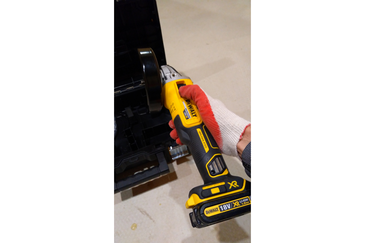 Угловая шлифмашина DeWalt DCG405NT