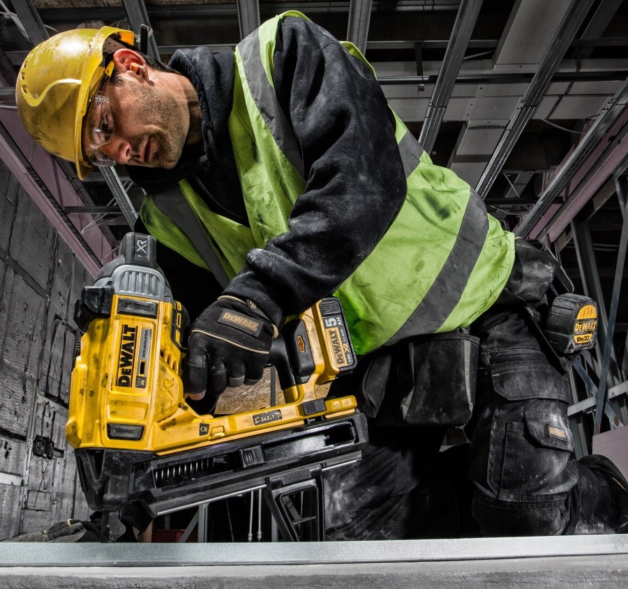 Аккумуляторный гвоздезабиватель DeWalt DCN890P2 (DCN890P2-QW)