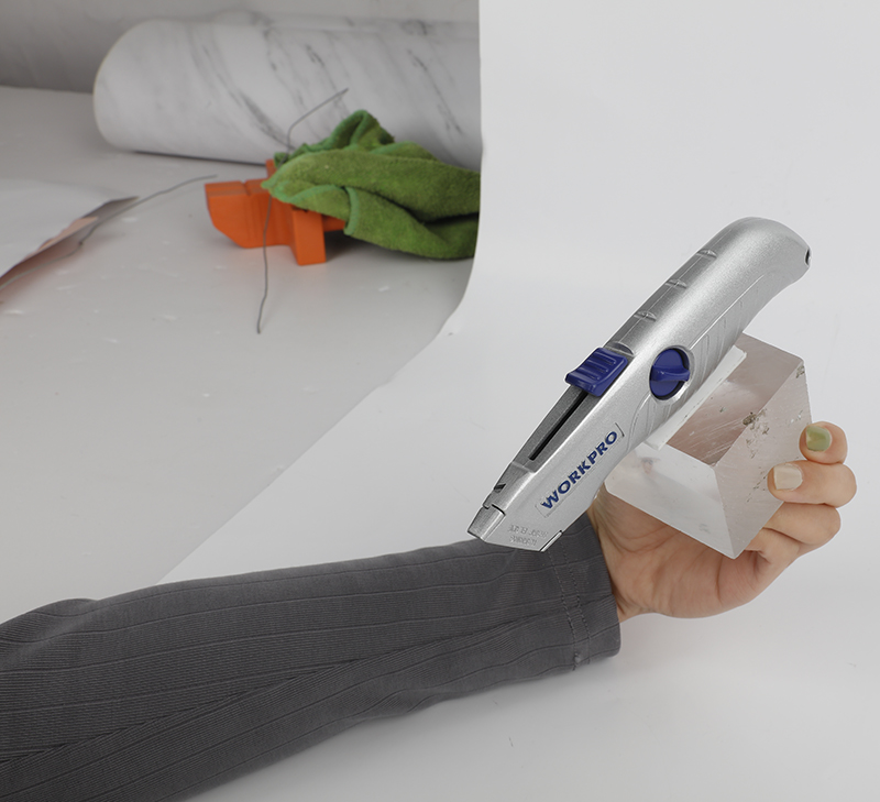 Нож строительный WorkPro WP213007